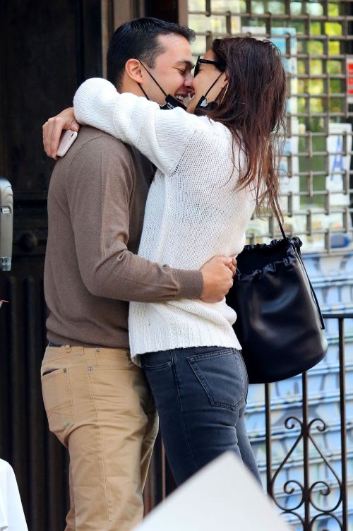 Katie Holmes and Emilio Vitolo Jr. Kissing Outside His Restaurant in New York 2020/09/18 8