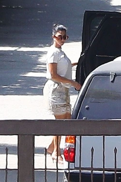 Kourtney Kardashian Stills Out in Malibu 2020/09/19 1