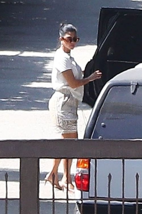 Kourtney Kardashian Stills Out in Malibu 2020/09/19 2
