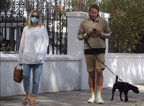 Margot Robbie and Tom Ackerley Out with Their Dog in London 2020/09/19