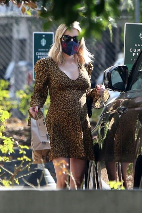 Pregnant Emma Roberts at Starbucks in Los Feliz 2020/09/19 1