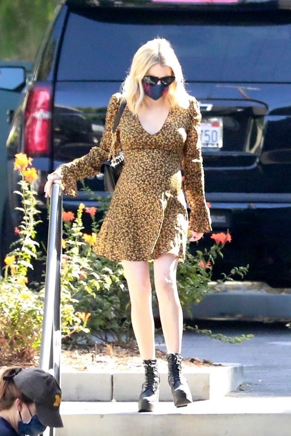 Pregnant Emma Roberts at Starbucks in Los Feliz 2020/09/19