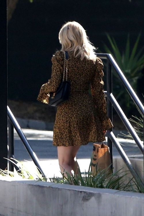 Pregnant Emma Roberts at Starbucks in Los Feliz 2020/09/19 5
