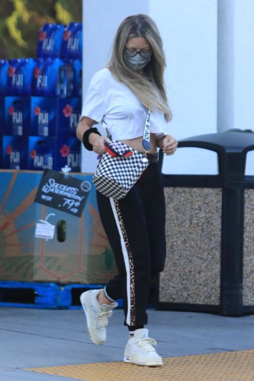Rebecca Gayheart Shopping at Bristol Farms in Beverly Hills 2020/09/20 9