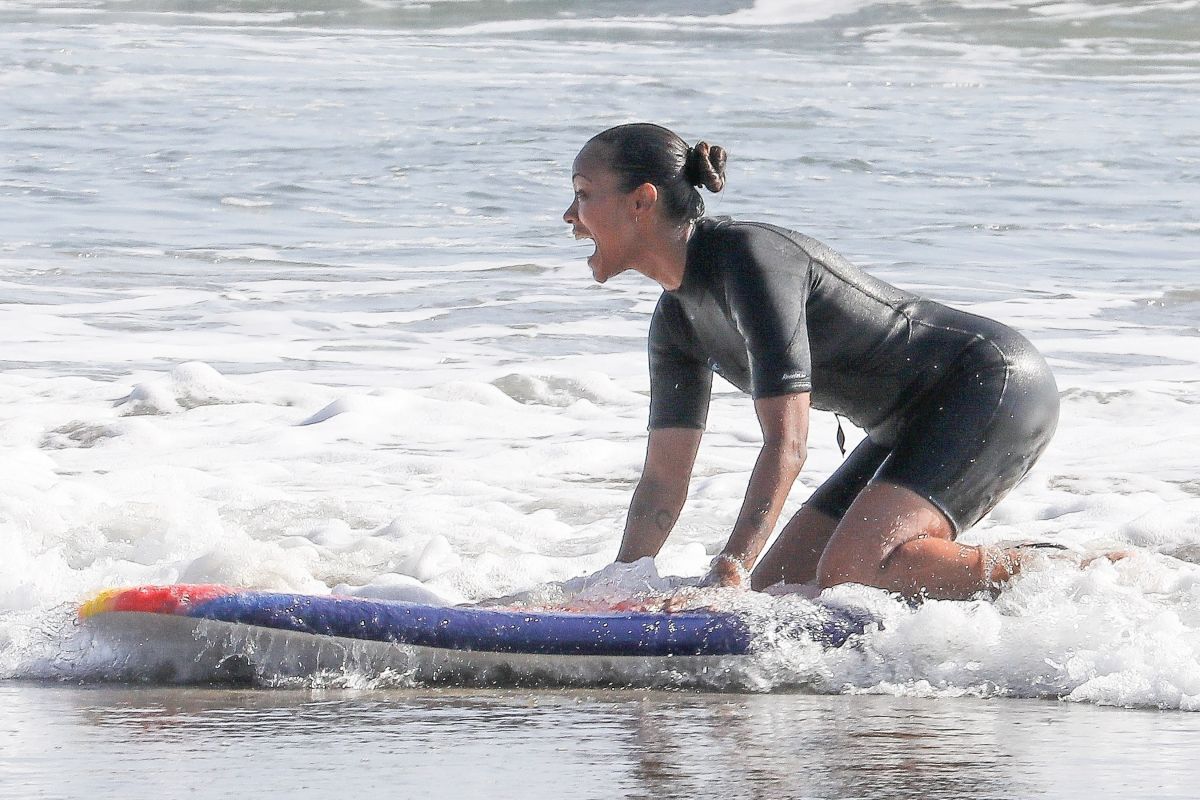 Zoe Saldana in Wetsuit at Surf Session in Malibu 2020/09/20 9
