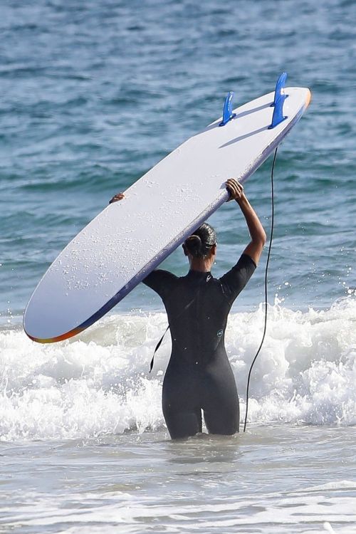 Zoe Saldana in Wetsuit at Surf Session in Malibu 2020/09/20 5