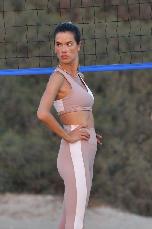 Alessandra Ambrosio Playing Volleyball at a Beach in Santa Monica 2020/10/02
