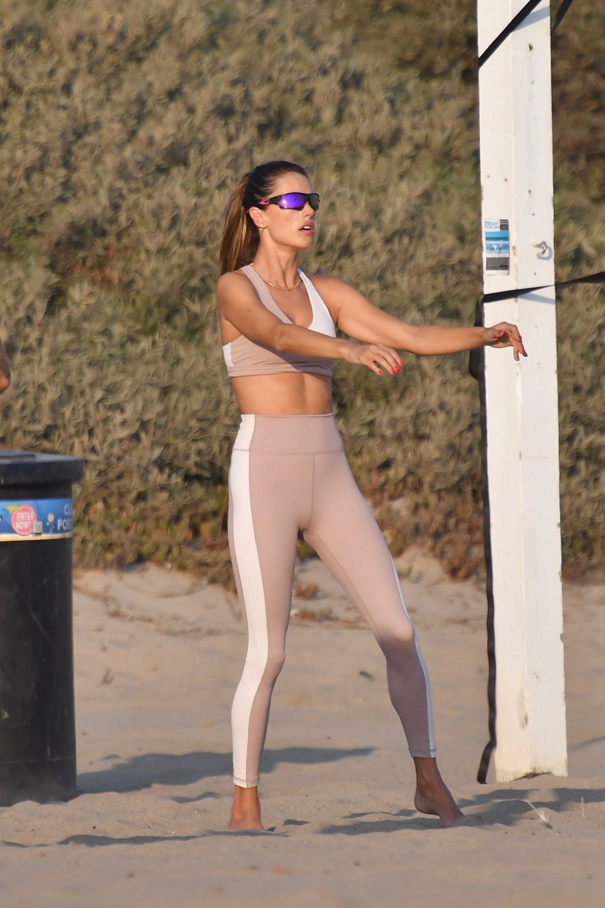 Alessandra Ambrosio Playing Volleyball at a Beach in Santa Monica 2020/10/02 7