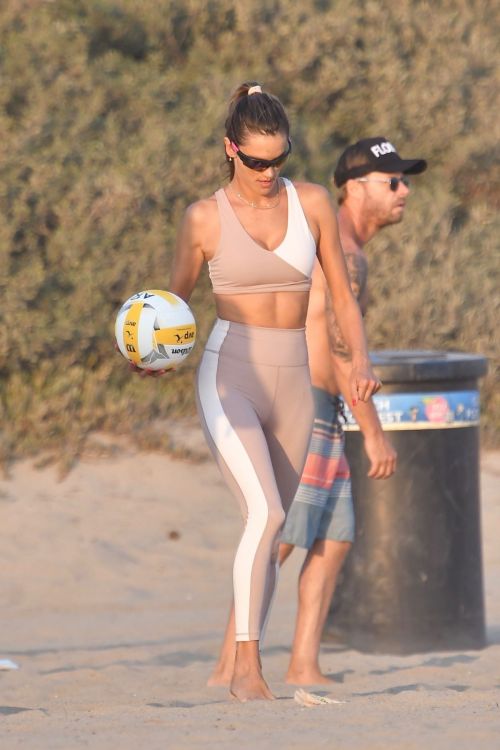 Alessandra Ambrosio Playing Volleyball at a Beach in Santa Monica 2020/10/02