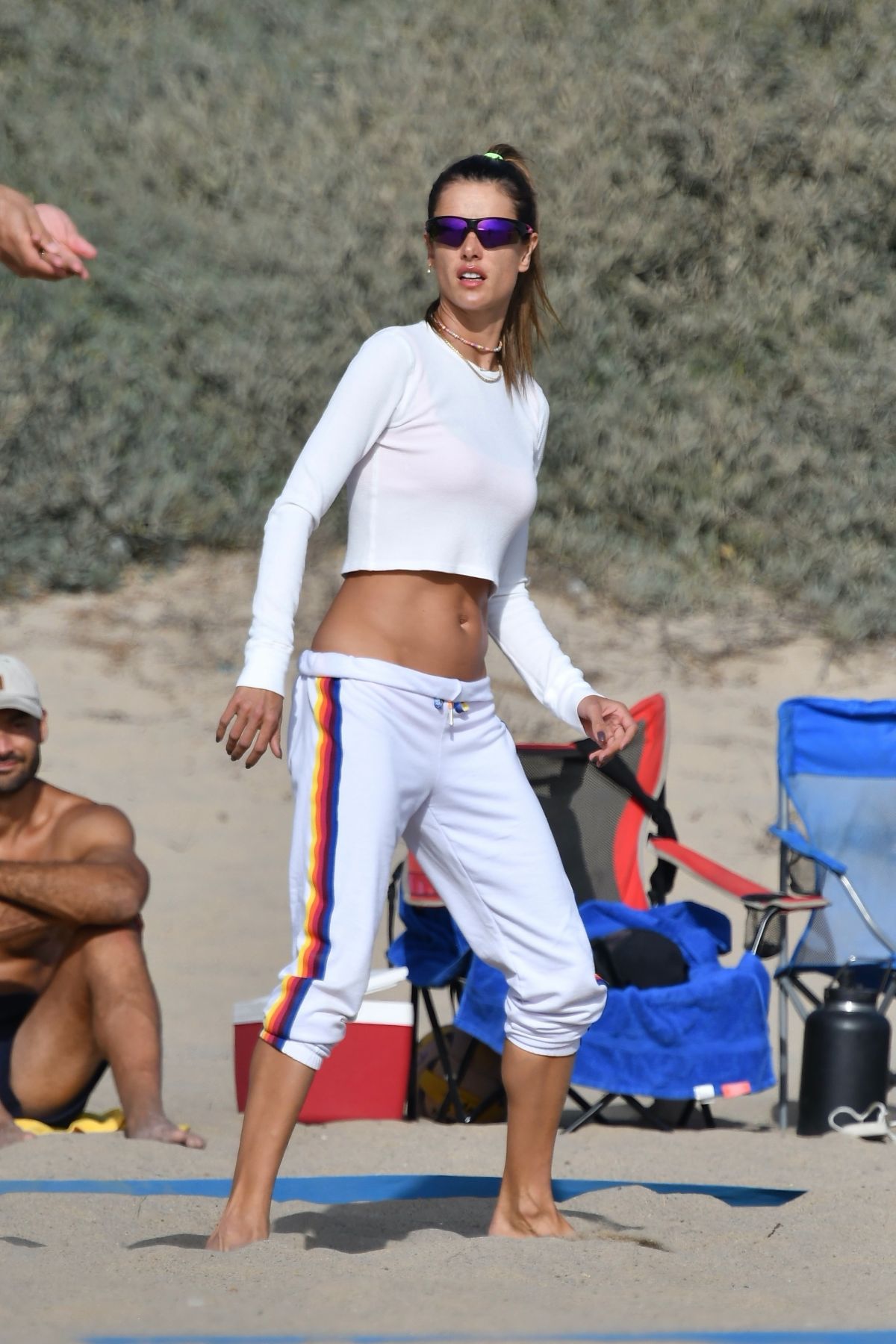 Alessandra Ambrosio Plays Beach Volleyball 2020/10/24 1