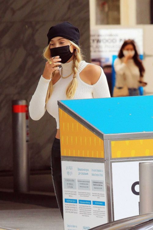 Alexis Ren wearing mask during Her Vote at a Ballot Box in West Hollywood 2020/10/24