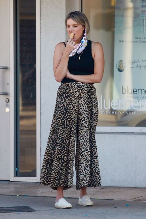 Ali Fedotowsky Out for Ice Cream in Los Angeles 2020/10/22 1
