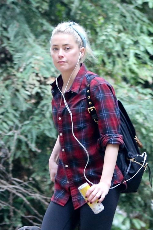 Amber Heard walks with her dog out in Los Feliz 2020/10/25 9