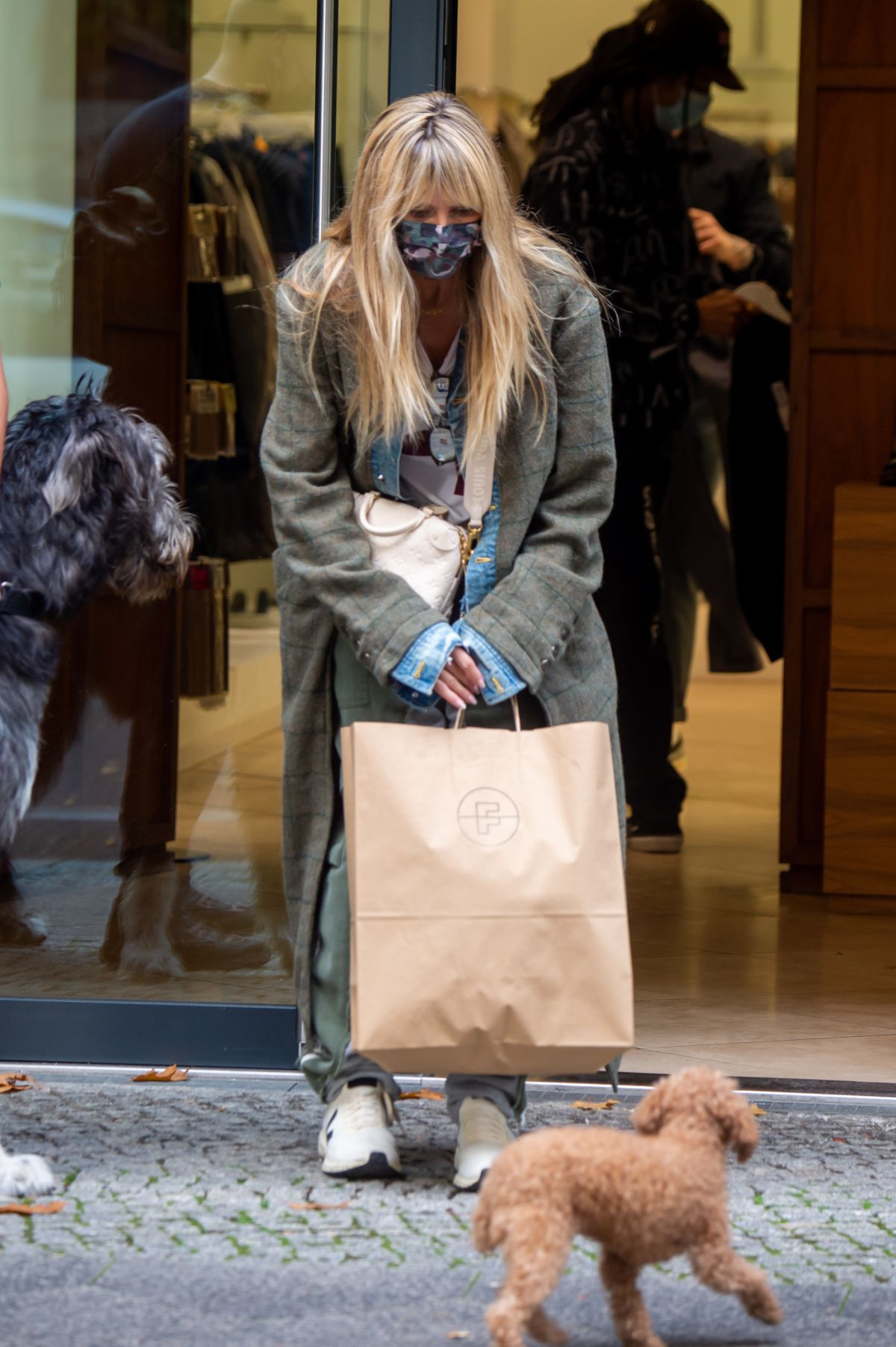 American German Model Heidi Klum Out Shopping in Berlin 2020/10/24 9