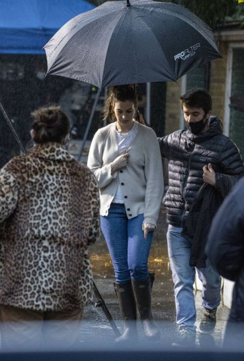 Anne Hathaway on the Set of Lockdown in London 2020/09/27 1