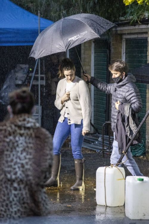 Anne Hathaway on the Set of Lockdown in London 2020/09/27 2