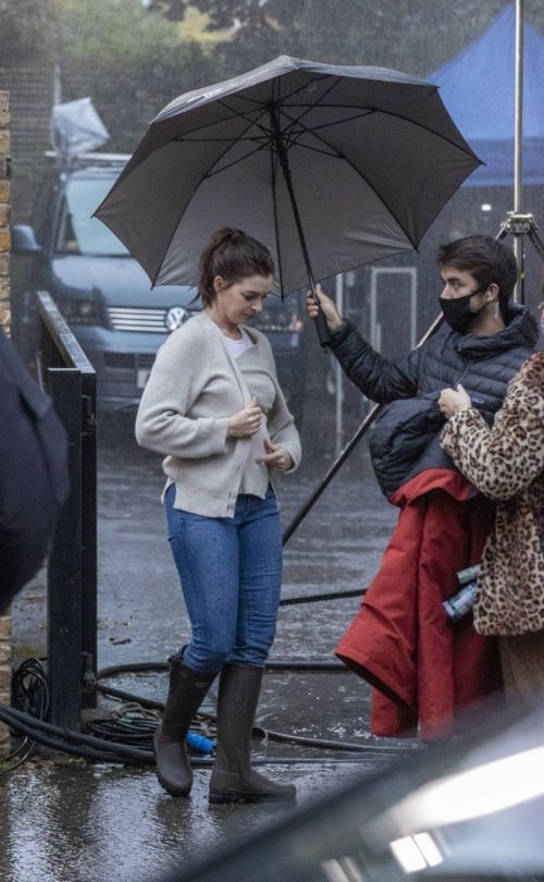 Anne Hathaway on the Set of Lockdown in London 2020/09/27 3