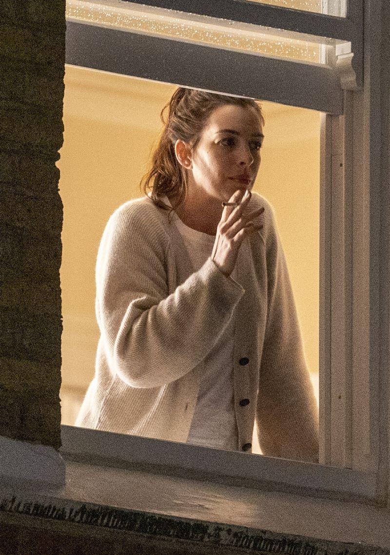Anne Hathaway on the Set of Lockdown in London 2020/09/27 12