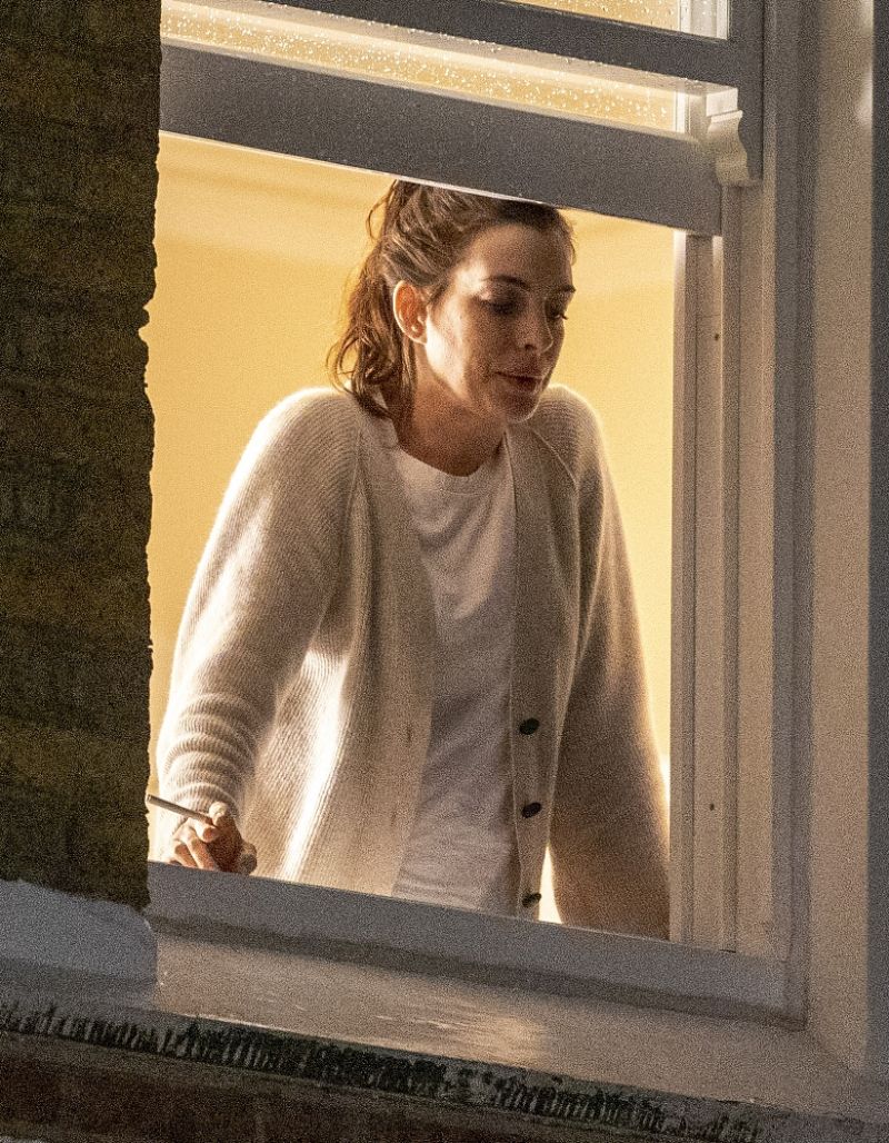 Anne Hathaway on the Set of Lockdown in London 2020/09/27 1