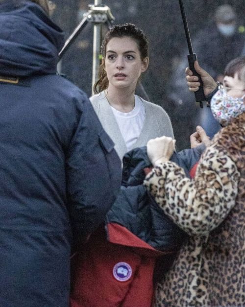 Anne Hathaway on the Set of Lockdown in London 2020/09/27 6