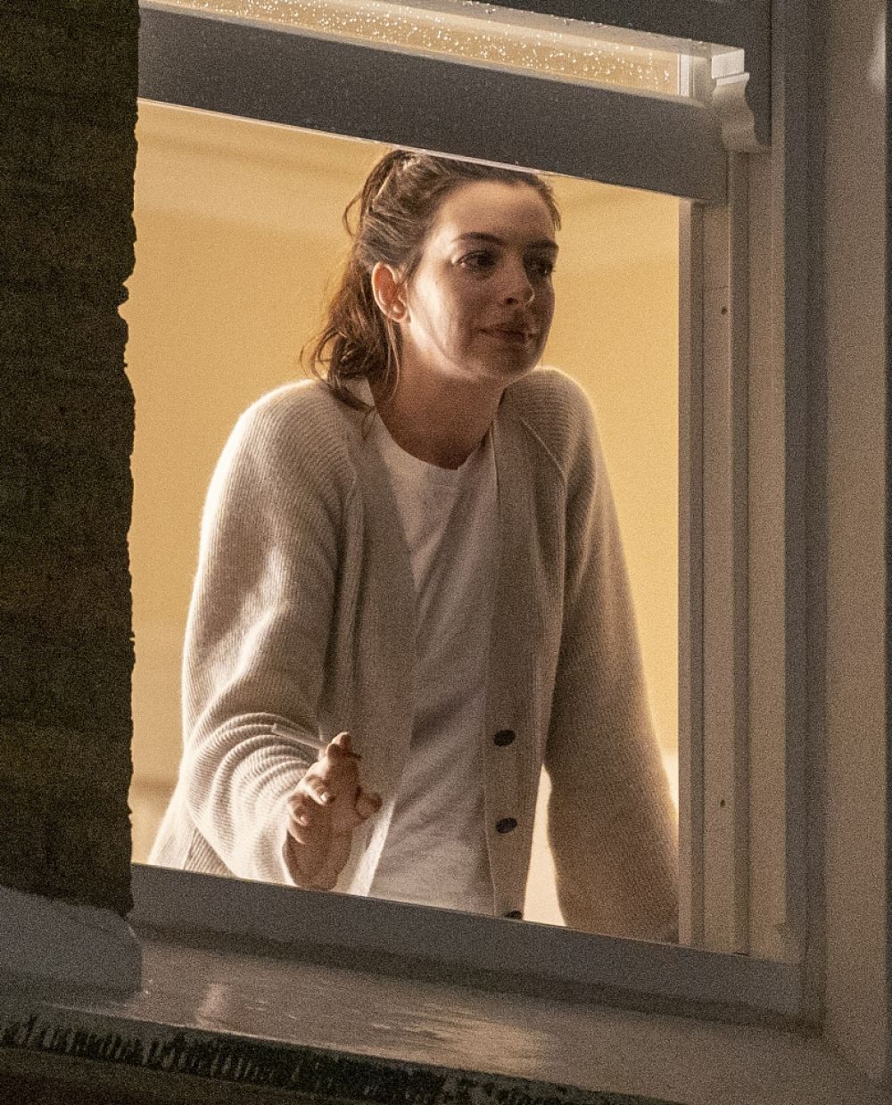 Anne Hathaway on the Set of Lockdown in London 2020/09/27 3