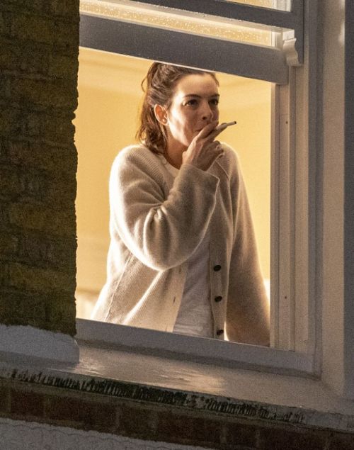 Anne Hathaway on the Set of Lockdown in London 2020/09/27 8