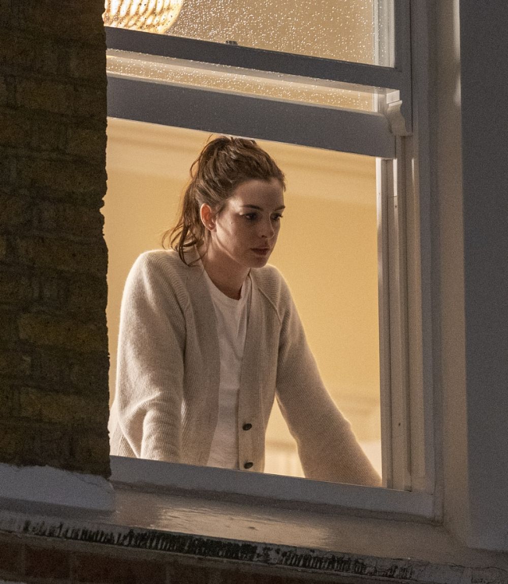 Anne Hathaway on the Set of Lockdown in London 2020/09/27 5