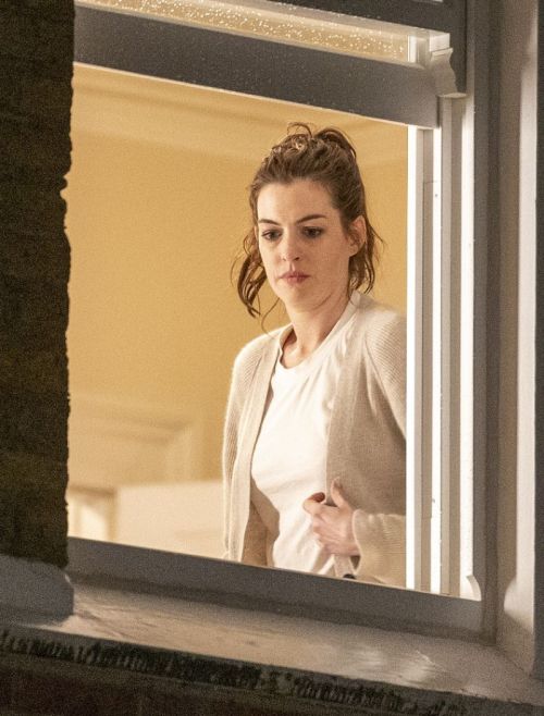 Anne Hathaway on the Set of Lockdown in London 2020/09/27 11