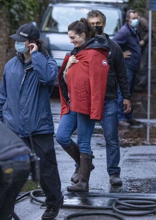 Anne Hathaway on the Set of Lockdown in London 2020/09/27 12