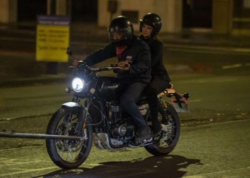 Anne Hathaway on the Set of Lockdown in London 2020/10/20
