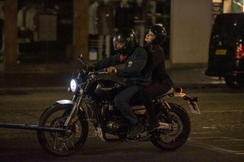 Anne Hathaway on the Set of Lockdown in London 2020/10/20 1