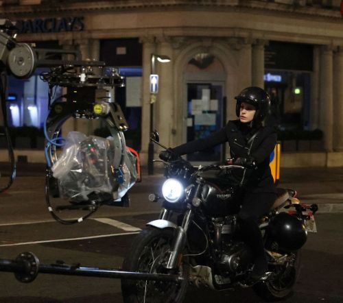 Anne Hathaway on the Set of Lockdown in London 2020/10/20 2