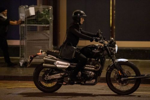 Anne Hathaway on the Set of Lockdown in London 2020/10/20 3