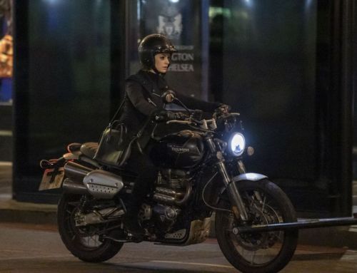 Anne Hathaway on the Set of Lockdown in London 2020/10/20 4