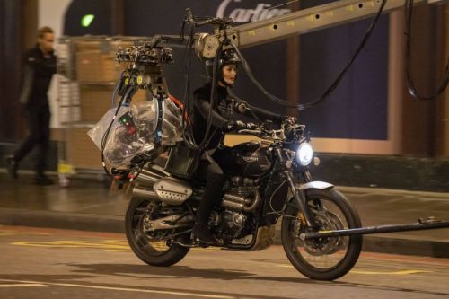 Anne Hathaway on the Set of Lockdown in London 2020/10/20 5