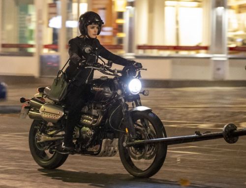 Anne Hathaway on the Set of Lockdown in London 2020/10/20 6