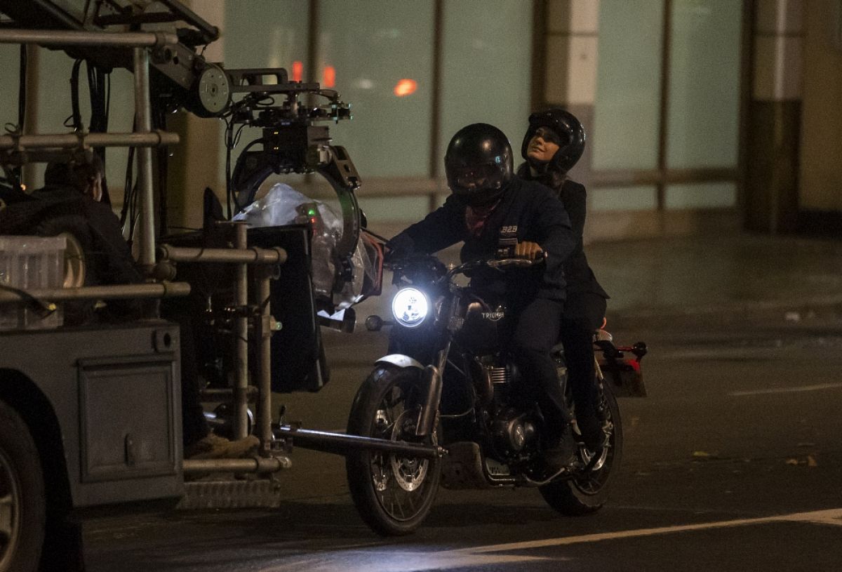 Anne Hathaway on the Set of Lockdown in London 2020/10/20