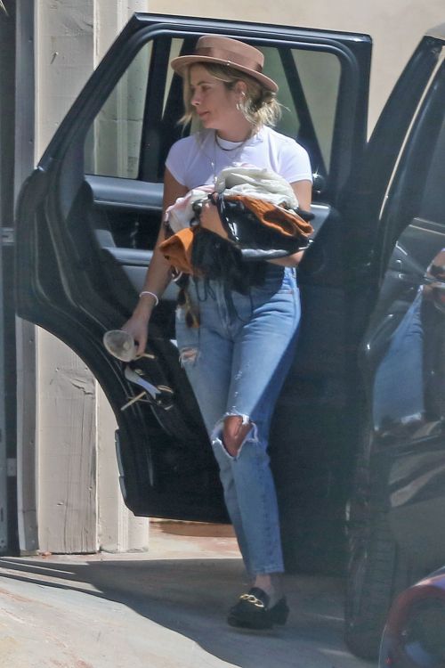Ashley Benson and G-Eazy arrives at Their Home in Los Angeles 2020/10/02 6