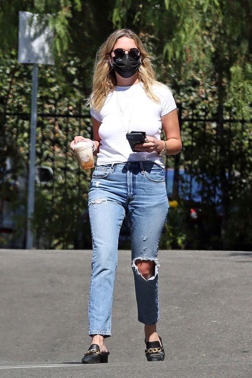 Ashley Benson and G-Eazy arrives at Their Home in Los Angeles 2020/10/02 11