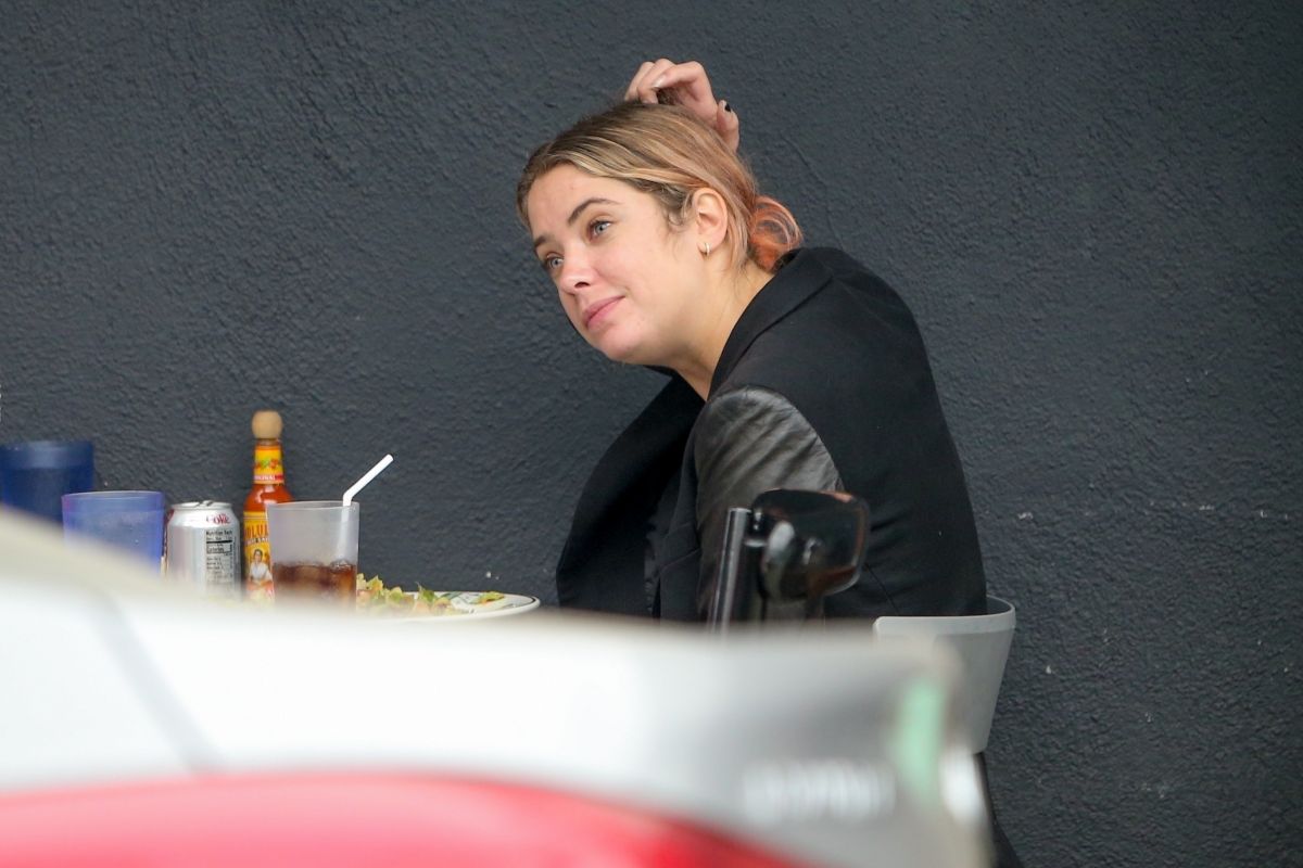Ashley Benson Out for Lunch in Los Feliz 2020/10/24