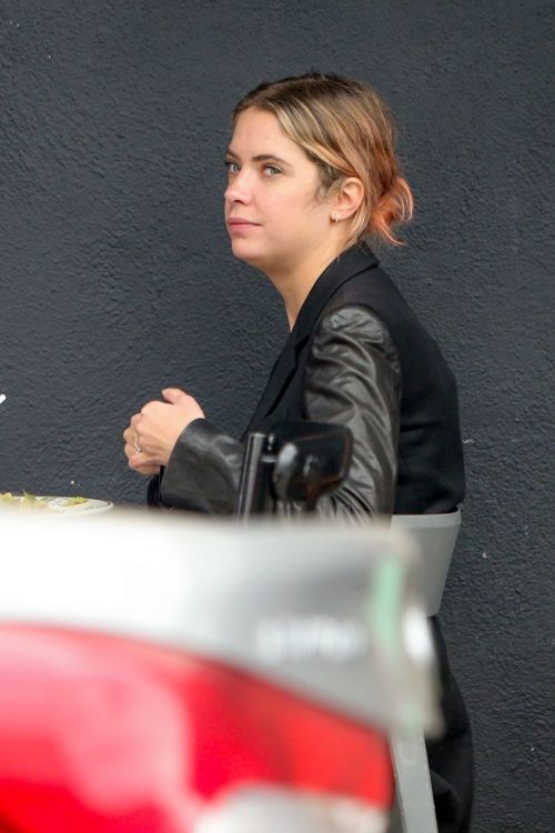 Ashley Benson Out for Lunch in Los Feliz 2020/10/24 3