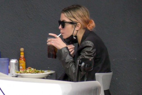 Ashley Benson Out for Lunch in Los Feliz 2020/10/24 7