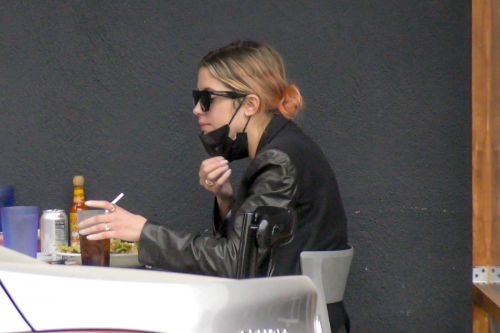 Ashley Benson Out for Lunch in Los Feliz 2020/10/24 8