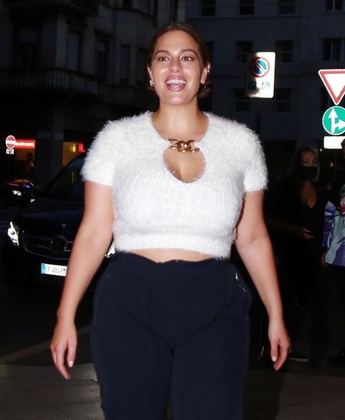Ashley Graham Leaves Her Hotel in Milan 2020/09/23 3