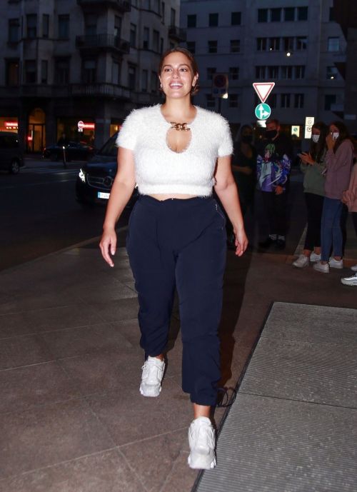 Ashley Graham Leaves Her Hotel in Milan 2020/09/23 4