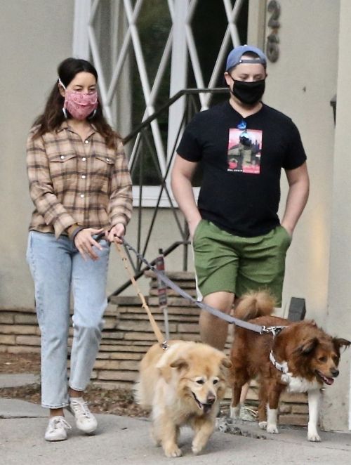 Aubrey Plaza and Jeff Baena Out with Their Dogs in Los Feliz 2020/10/24 5