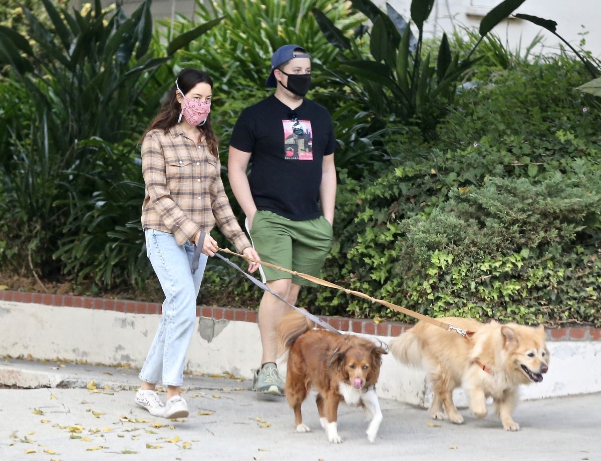 Aubrey Plaza and Jeff Baena Out with Their Dogs in Los Feliz 2020/10/24 4