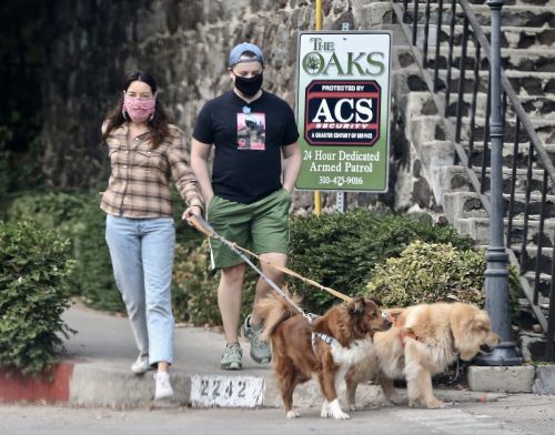 Aubrey Plaza and Jeff Baena Out with Their Dogs in Los Feliz 2020/10/24 7