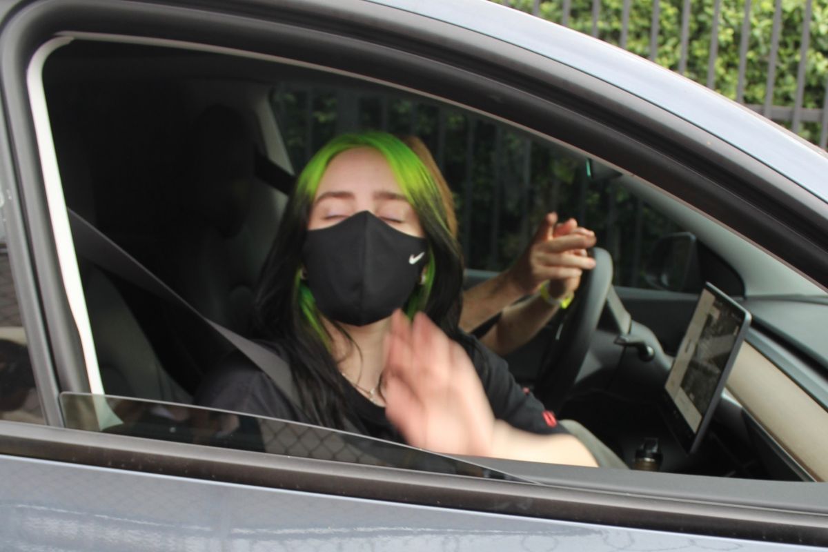 Billie Eilish Out After Her Virtual Concert in Los Angeles 2020/10/24 3