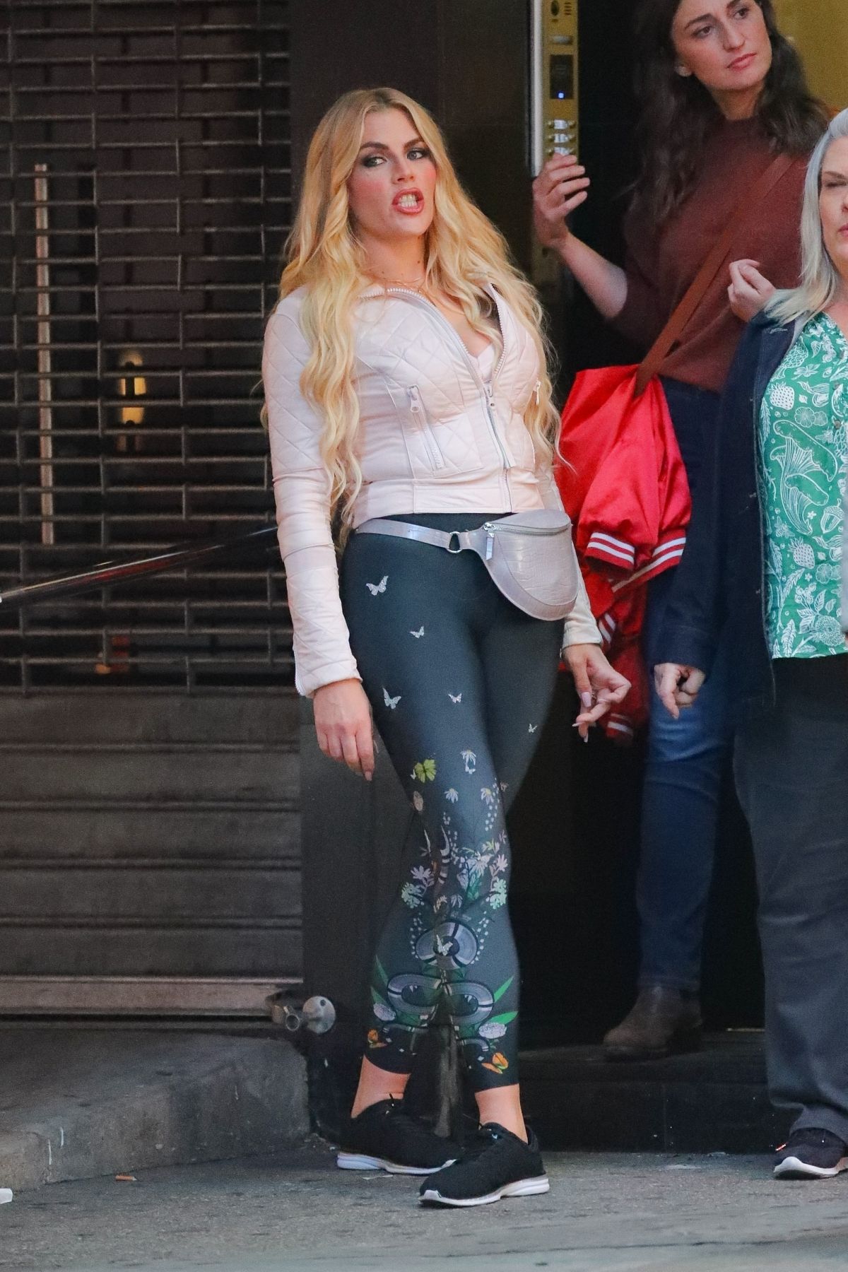 Busy Philipps on the Set of Girls5Eva in New York 2020/10/22